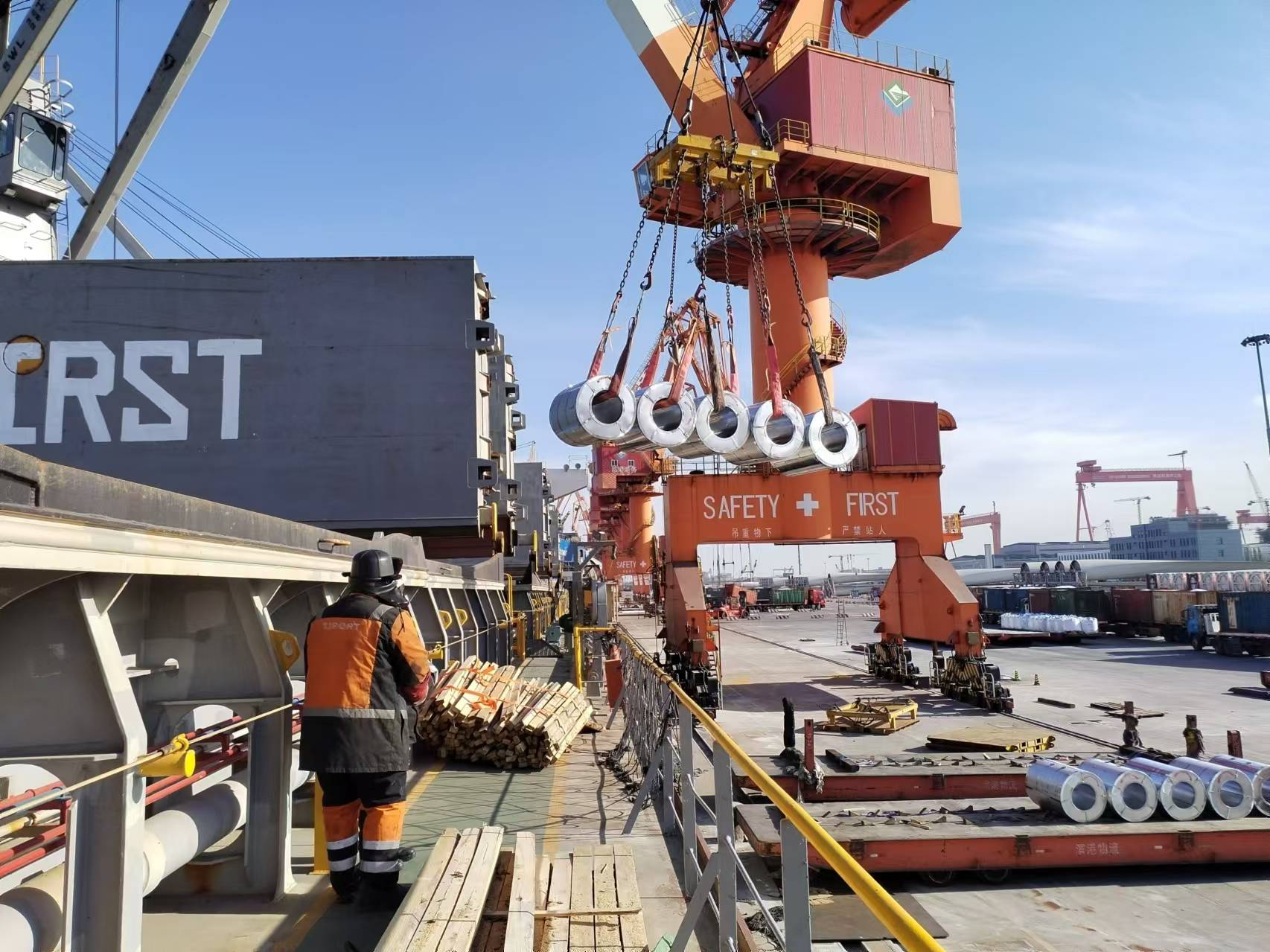 Steel coils load to bulk ship to Latin American market